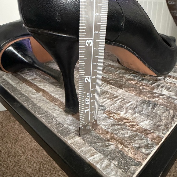 Gucci Elegant Black Leather 3 inch Heels - Picture 5 of 11